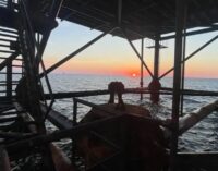 Газовая вышка стала западней: военная «элита» РФ ликвидирована с моря и воздуха. ВИДЕО
