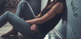 В Харькове мужчина залез в квартиру через окно и пытал женщин