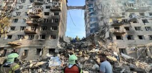 Ракета прошла через 9 этажей: разрушенный подъезд в Киеве