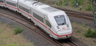 В Германии мужчина напал на пассажиров поезда с топором, есть раненые