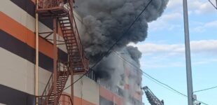 В Екатеринбурге РФ из-за пожара на складе привлекли пожарный поезд из-за пожара на складе