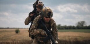 Двое украинских пехотинцев атаковали российских штурмовиков и взяли их в плен. ВИДЕО