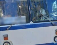 Под Херсоном дрон попал в автобус с мирными жителями