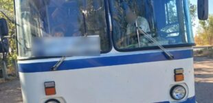 Под Херсоном дрон попал в автобус с мирными жителями