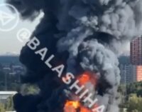 Дышать уже нечем: в Подмосковье мощно горит химзавод. ВИДЕО