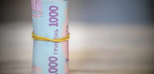Каждому украинцу выплатят по 1000 гривен зимней помощи: как получить деньги