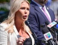 Пресс-секретарь Трампа оказалась в центре миграционного скандала и ареста: что произошло