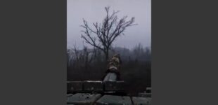 Танковая дуэль с дронами: ВСУ уничтожили огневые точки РФ в городской застройке. ВИДЕО