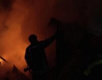 Горят автомобили и раздаются громкие взрывы: Киев под атакой «Шахедов»