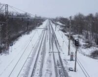 Вагоны на боку, движение остановлено: в РФ опять ЧП на железной дороге