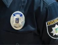 Возле ТРЦ в Киеве мужчина ударил молодого человека ножом