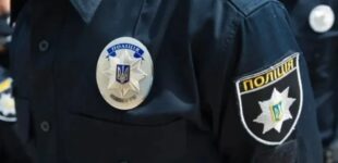 Возле ТРЦ в Киеве мужчина ударил молодого человека ножом