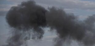 Столб огня до неба: в Луганске БПЛА накрыли нефтебазу оккупантов. ВИДЕО