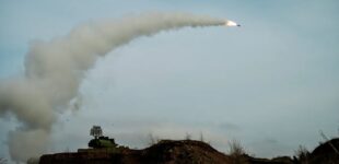 В Саратовской области РФ заявили о самой массированной за год атаке дронов: в Энгельсе есть пожары на промышленных объектах