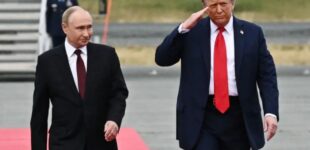 «Выглядит жалко»: политика Трампа одновременно ослабляет и спасает позиции Путина, — NYT