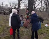 Память в яме: мариупольцы помянули убитых соседей там, где оккупанты стерли их жизни. ВИДЕО