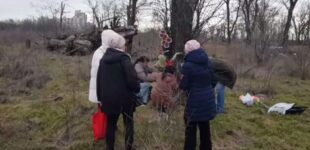 Память в яме: мариупольцы помянули убитых соседей там, где оккупанты стерли их жизни. ВИДЕО