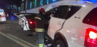 ДТП в Киеве: спасатели освободили водителя легковушки после столкновения с маршруткой. ФОТО