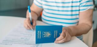В Украине некоторые паспорта стали недействительными: кого больше не выпустят за границу