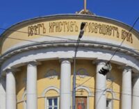 Пасха за забором: православным в центре Москвы запретили выйти из двора церкви. ФОТО