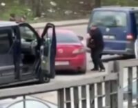 В Киеве водитель повредил полицейскую машину и наехал на сотрудника ТЦК во время побега