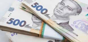 Украинцы могут получить почти 11 тысяч гривен помощи: кому выплатят деньги и на каких условиях