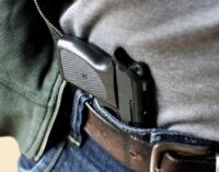 Стрельба посреди двора: в Хмельницком неадекват напугал жильцов многоэтажки. ВИДЕО