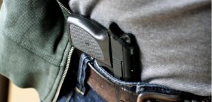 Стрельба посреди двора: в Хмельницком неадекват напугал жильцов многоэтажки. ВИДЕО