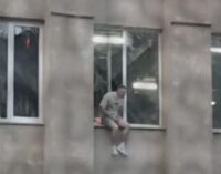 Одесса: в сети появилось видео «визита ТЦК» в фитнес-центр, парни выпрыгивали из окон. ВИДЕО