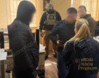 Бизнес на мобилизации: в Белой Церкви сотрудники ТЦК продавали выход из здания военкомата. ВИДЕО