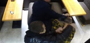 Депутат с сыном избили посетителя кафе — один скрывается, второй идёт в суд
