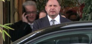Привет от «Азова»: на Ермака после суда напали. ВИДЕО