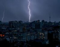 Удары молний, поваленные деревья и наводнения: какой ущерб нанесла непогода в Киеве