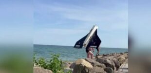 В Одессе мужчина вместо рыбы достал из моря вражеский дрон. ВИДЕО