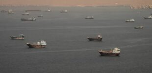 Иран закрывает Ормузский пролив: назвали причину