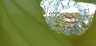 Оберег в действии: в Сумах флаг Украины задержал смертоносный осколок вражеской артиллерии. ФОТО