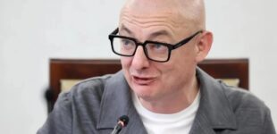 Орденопад продолжается: польский политик демонстративно вернул две госнаграды Украины