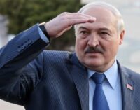 Лукашенко приглашает украинцев собирать грибы и ягоды — украинские пограничники назвали это опасным
