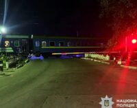 В Хмельницком поезд столкнулся с легковым автомобилем: двое человек погибли. ФОТО