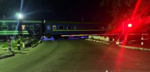 В Хмельницком поезд столкнулся с легковым автомобилем: двое человек погибли. ФОТО