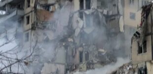 Первые минуты: в Днепре обнародовали оперативное видео с места попадания вражеской ракеты