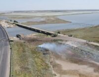 Оккупанты возводят насыпь вместо разрушенного Чонгарского моста в Крым: спутник зафиксировал работы