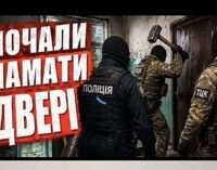 Переловивши людей на улицах, ТЦК и полиция отправились по домам — выбивают двери
