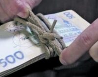 Нищие медики и богатые айтишники: кому в Украине платят космические деньги, а кто считает копейки
