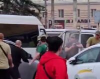 В Днепре люди закидали кирпичами и стульями сотрудников ТЦК. ВИДЕО