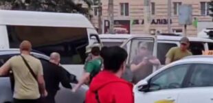 В Днепре люди закидали кирпичами и стульями сотрудников ТЦК. ВИДЕО
