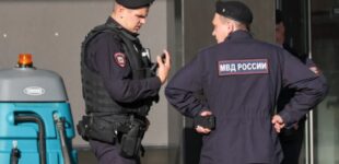 Ищут тайники с бензином: в Псковской области силовики штурмуют гаражи запасливых россиян