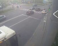 Во Львове две машины BMW на одном пешеходном переходе сбили отца с 8-летней дочерью — оба находятся в реанимации. ВИДЕО