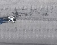 «За засаду пятерка, за полет — двойка»: российский FPV-дрон неудачно заждался пикапа ВСУ. ВИДЕО