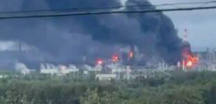 Еще один нефтеперерабатывающий завод под ударом: поражено предприятие группы «Лукойл» в России. ВИДЕО